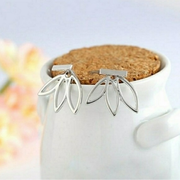 Lotus Bar Cuff Earring in Silver Tone - Picture 3 of 7